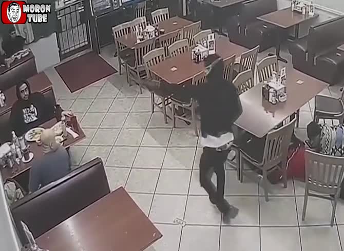 Video :A thief is shot in the back by him - He is not accused